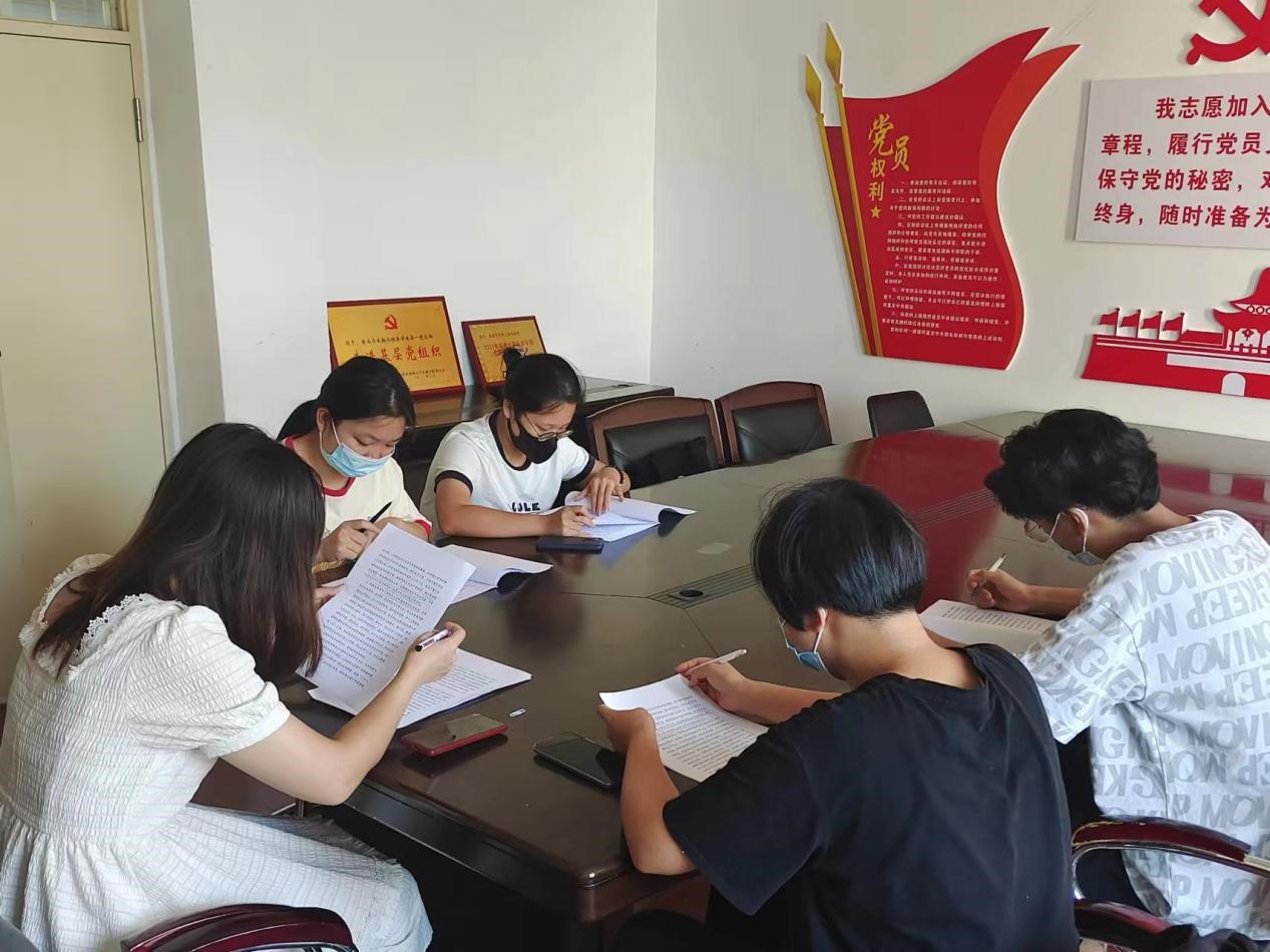 《关于改革创新高校共青团工作切实增强思想政治引领实效的若干措施》专题学习顺利举行